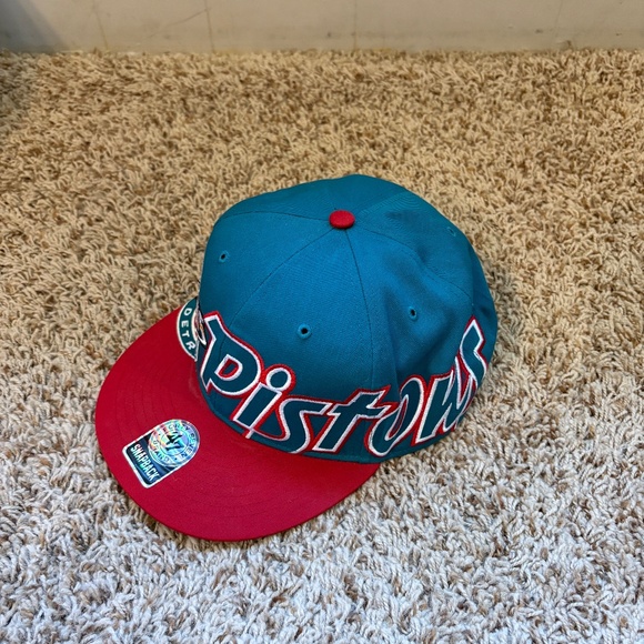 Retro Detroit Pistons hat - Picture 2 of 5